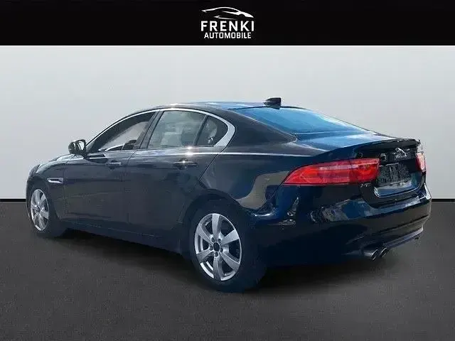 Używany Jaguar XE Pure 180 KM (132 kW) 2018 Czarny Sedan/Limuzyna