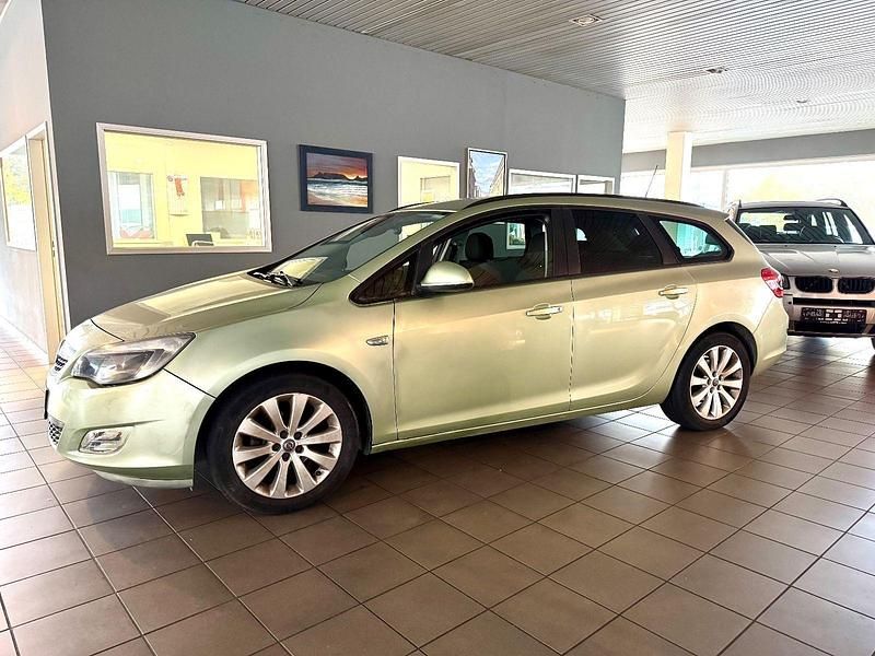 Grün Gebraucht 2011 Opel Astra Design Edition Kombi | 1.999 € (Superpreis) - Bild 1/4