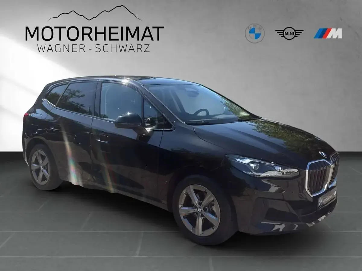 Gebraucht BMW 220 Active Tourer Sport Line 170 PS (125 kW) 2025 Saphirschwarz metallic Van / Kleinbus