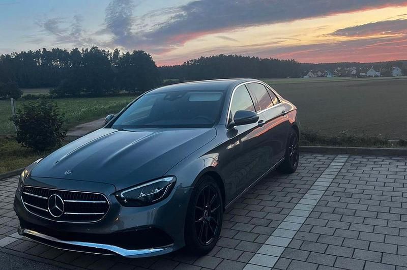Grau Gebraucht 2020 Mercedes E200 Limousine | 30.500 € (Etwas zu teuer) - Bild 1/4