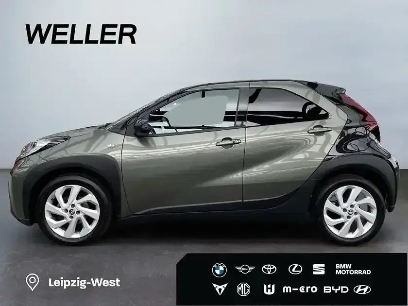 Gebraucht Toyota Aygo 72 PS (52 kW) 2022 Cardamon green / night sky black (gruen) Kleinwagen