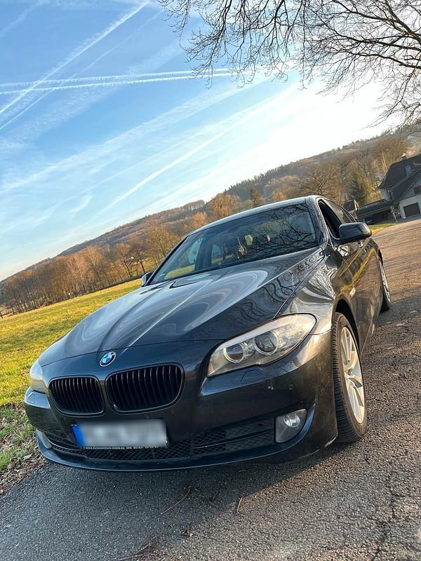 Grau Gebraucht 2012 BMW 520 Limousine | 9.100 € (Guter Preis) - Bild 1/4