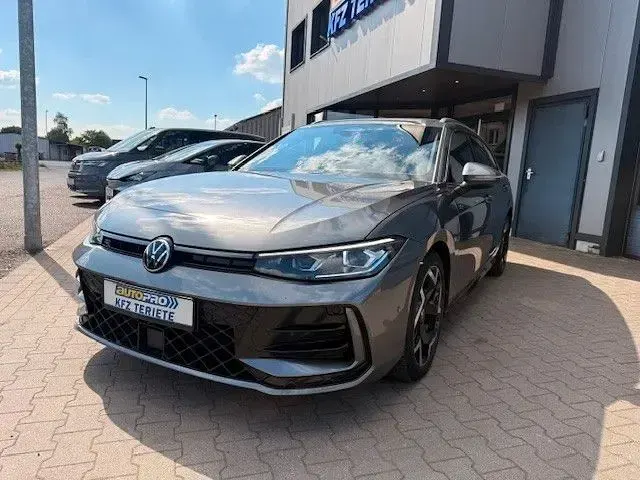 Gebraucht VW Passat R-line 150 PS (110 kW) 2025 Grau Kombi