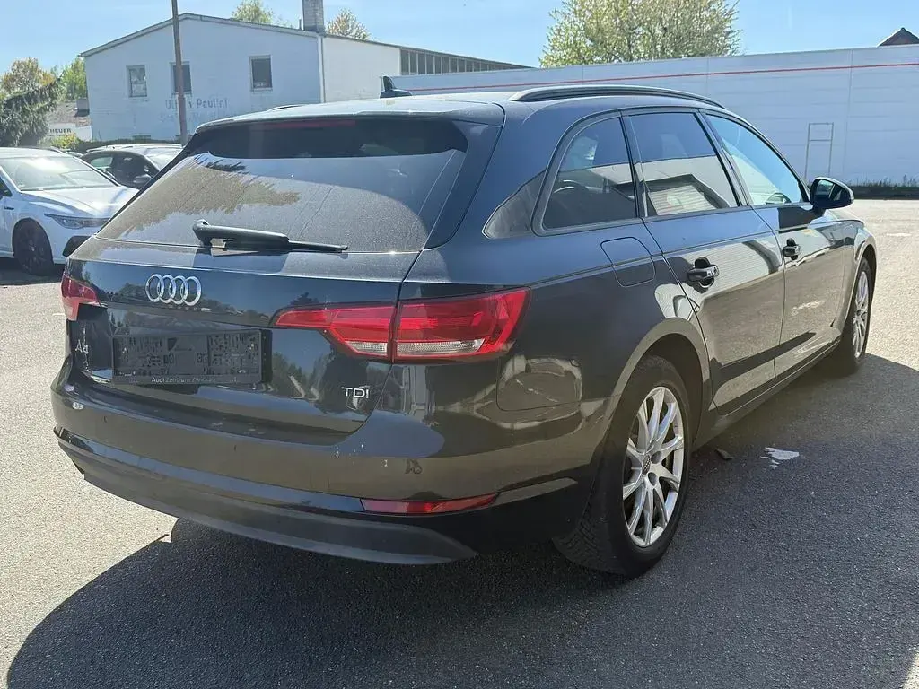 Używany Audi A4 Basis 150 KM (110 kW) 2017 Niebieski Sedan/Limuzyna
