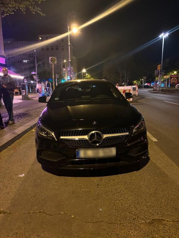 Schwarz Gebraucht 2017 Mercedes CLA220 Limousine | 23.000 € - Bild 1/4