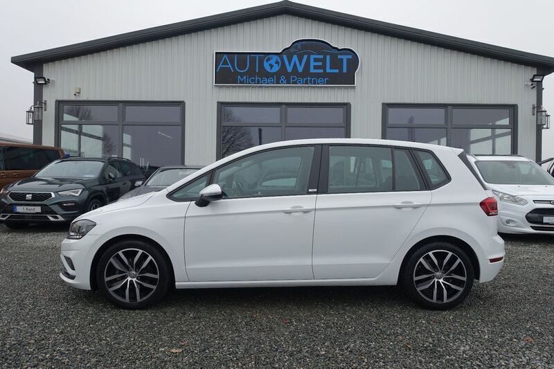 Weiß Gebraucht 2018 VW Golf Sportsvan Join Van / Kleinbus | 13.990 € (Fairer Preis) - Bild 1/4