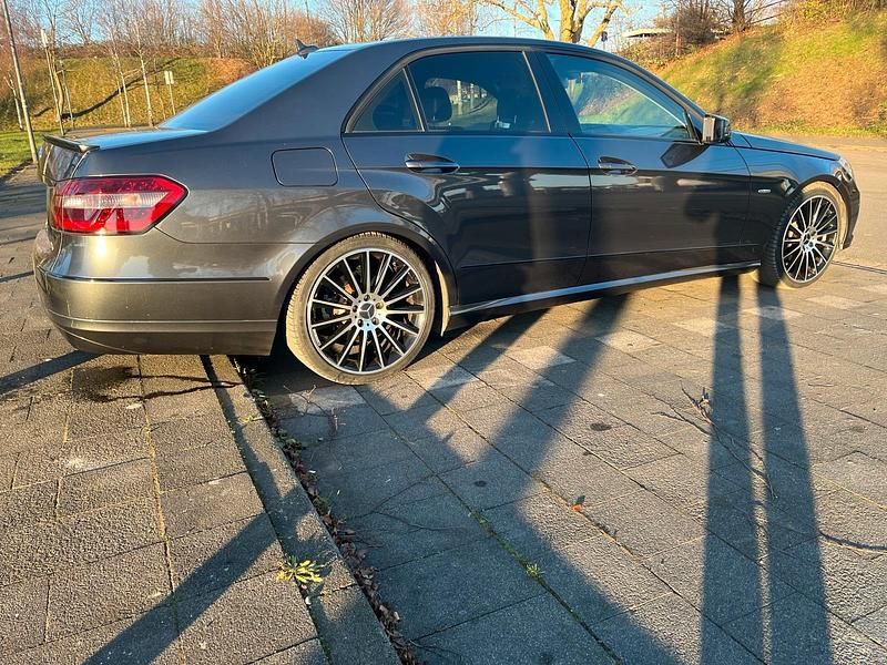 Gebraucht Mercedes E250 204 PS (150 kW) 2009 Grau Limousine