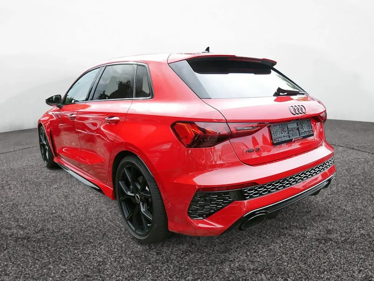 Gebraucht Audi RS3 Sportback Ambiente 400 PS (294 kW) 2023 Tangorot metallic Kleinwagen