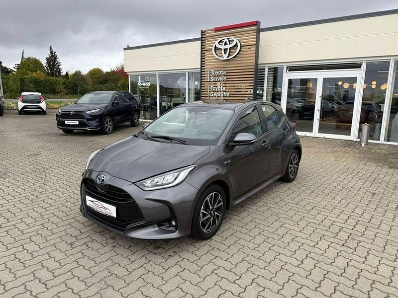 Grau Gebraucht 2021 Toyota Yaris Hybrid Club Limousine | 18.450 € (Fairer Preis) - Bild 1/4