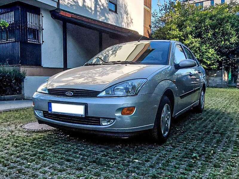 Silber Gebraucht 2000 Ford Focus Ghia Limousine | 2.480 € (Fairer Preis) - Bild 1/4