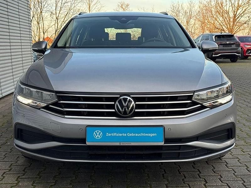 Gebraucht VW Passat 150 PS (110 kW) 2023 Pyritsilber metallic Kombi