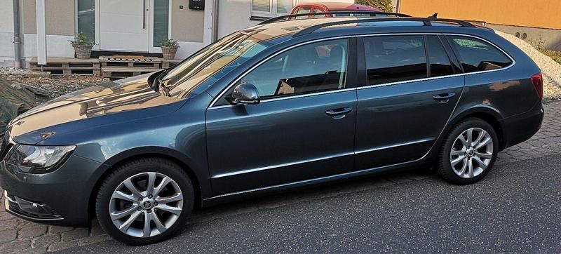 Grau Gebraucht 2015 Skoda Superb Kombi | 11.000 € (Superpreis) - Bild 1/4