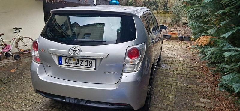 Gebraucht Toyota Verso Skyview Edition 111 PS (81 kW) 2014 Silber Van / Kleinbus