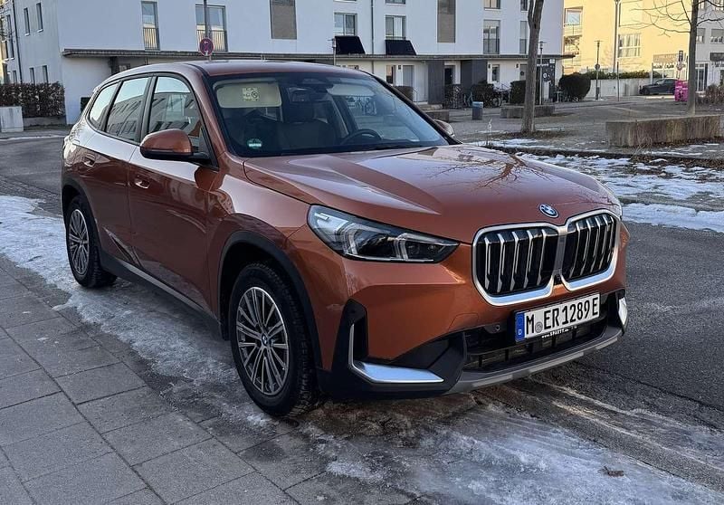 Orange Gebraucht 2023 BMW iX1 SUV | 31.524 € (Superpreis) - Bild 1/4