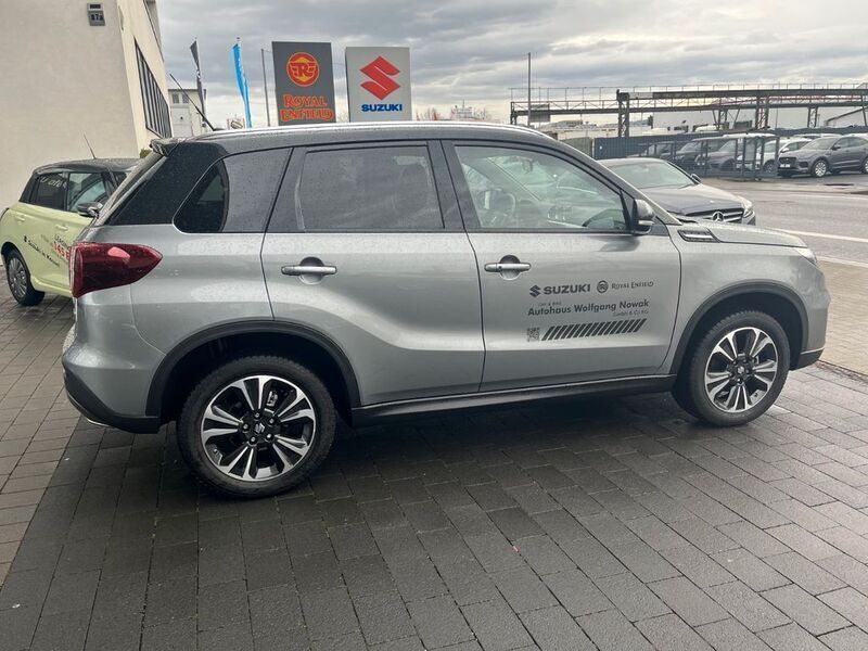 Grau Gebraucht 2024 Suzuki Vitara Comfort+ SUV | 24.990 € (Teuer) - Bild 1/4