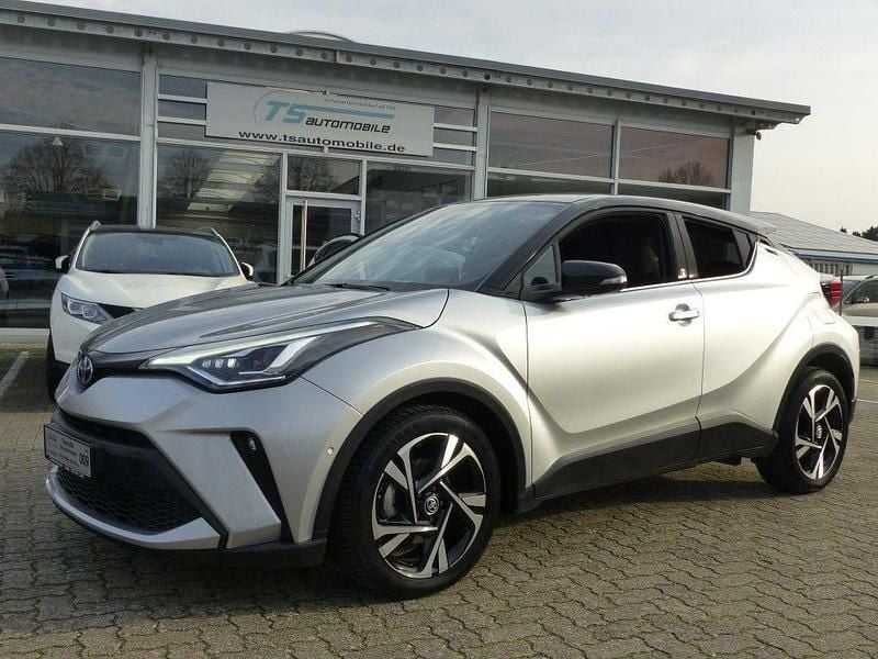 Silber silver metallic (1l0)/ black (202 (metallic) Gebraucht 2023 Toyota C-HR+ Team SUV | 24.990 € (Fairer Preis) - Bild 1/4