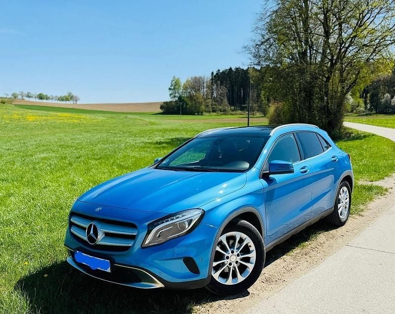 Blau Gebraucht 2016 Mercedes GLA220 AMG SUV | 15.400 € (Superpreis) - Bild 1/4