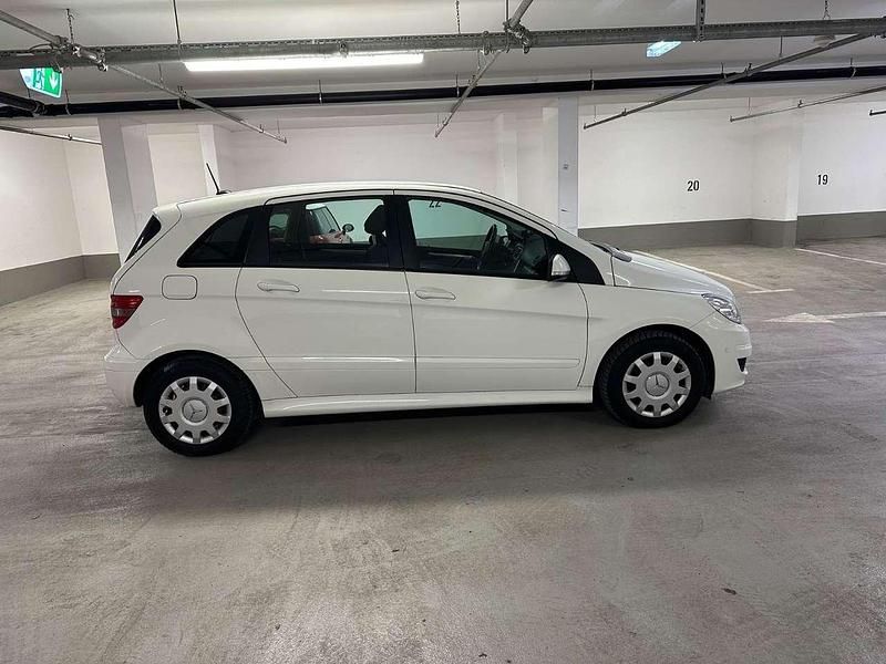 Gebraucht Mercedes B180 116 PS (85 kW) 2011 Calcitweiss/zirrusweiss Van / Kleinbus