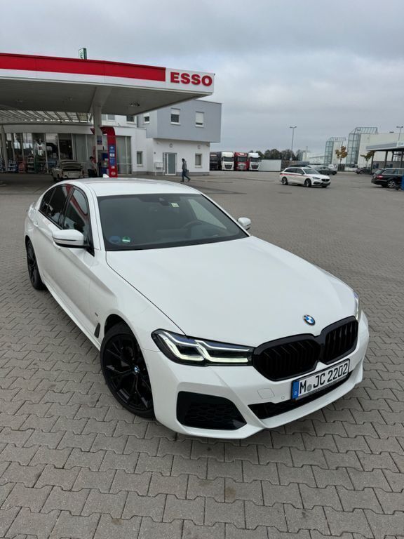 Weiß Gebraucht 2022 BMW 520 M Sport Limousine | 43.399 € (Teuer) - Bild 1/4