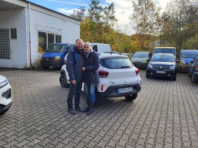 Weiß Gebraucht 2023 Dacia Spring Essentiel Kleinwagen | 11.200 € (Guter Preis) - Bild 1/4