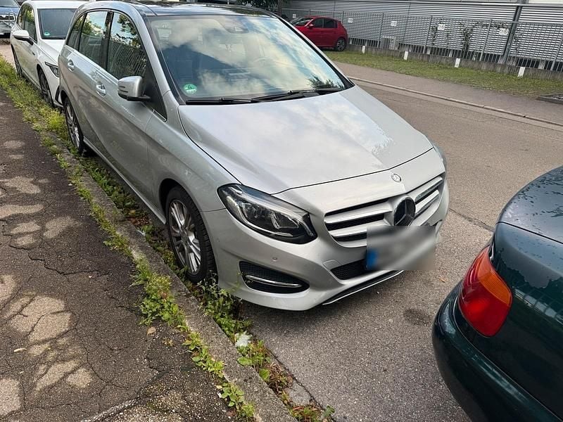 Silber Gebraucht 2015 Mercedes B250 Van / Kleinbus | 18.900 € (Fairer Preis) - Bild 1/4