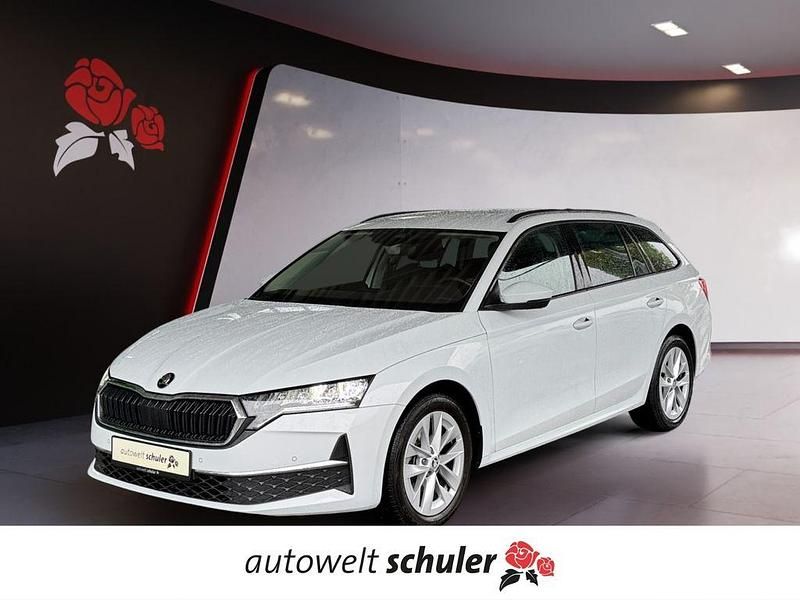 Moonweiss metallic Gebraucht 2024 Skoda Octavia Selection Kombi | 27.549 € - Bild 1/4