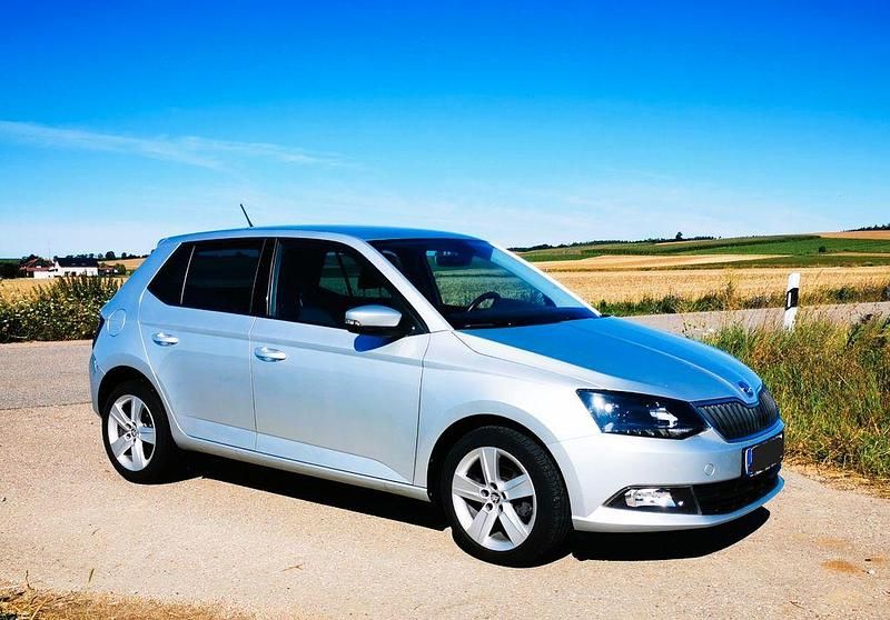 Silber Gebraucht 2015 Skoda Fabia Style Kleinwagen | 7.500 € (Fairer Preis) - Bild 1/4