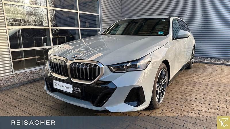 M brooklyn grau metallic Gebraucht 2025 BMW 520 Comfort Edition Kombi | 49.949 € (Fairer Preis) - Bild 1/4