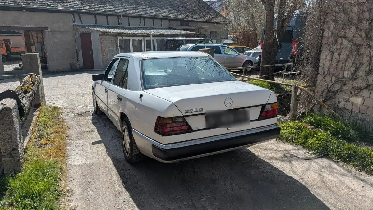 Gebraucht Mercedes 200 75 PS (55 kW) 1990 Weiß Limousine