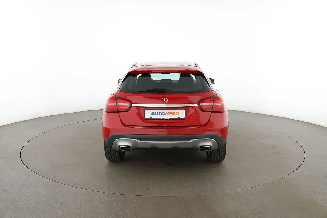 Gebraucht Mercedes GLA180 Urban 122 PS (89 kW) 2017 Rot SUV