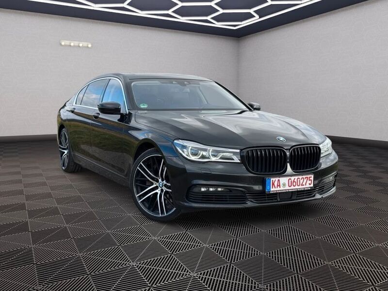 Schwarz Gebraucht 2018 BMW 750 Sport Line Limousine | 27.999 € - Bild 1/4