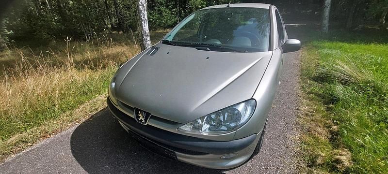 Grau Gebraucht 2004 Peugeot 206 Kleinwagen | 1.400 € (Fairer Preis) - Bild 1/4