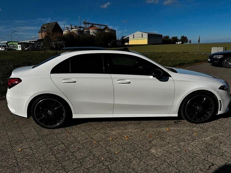 Weiß Gebraucht 2019 Mercedes A250 Limousine | 31.500 € (Etwas zu teuer) - Bild 1/4