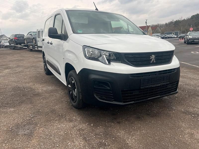 Gebraucht Peugeot Partner 110 PS (80 kW) 2020 Weiß Van / Kleinbus