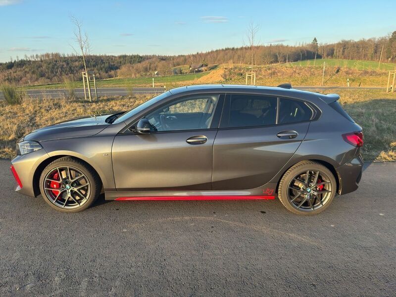 Grau Gebraucht 2022 BMW 128 Performance Limousine | 29.990 € (Fairer Preis) - Bild 1/4