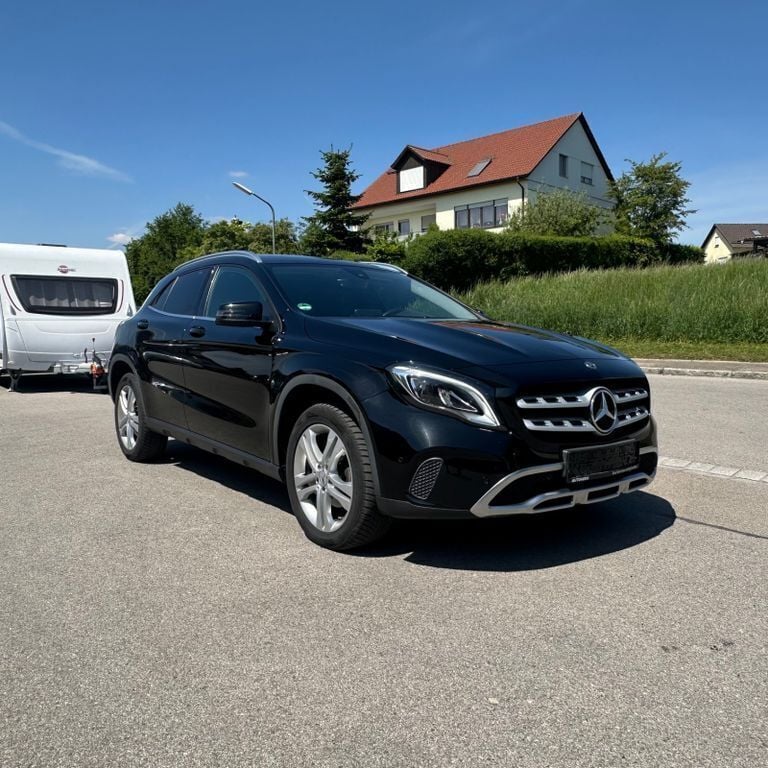 Schwarz Gebraucht 2019 Mercedes GLA220 Urban SUV | 21.999 € (Guter Preis) - Bild 1/4
