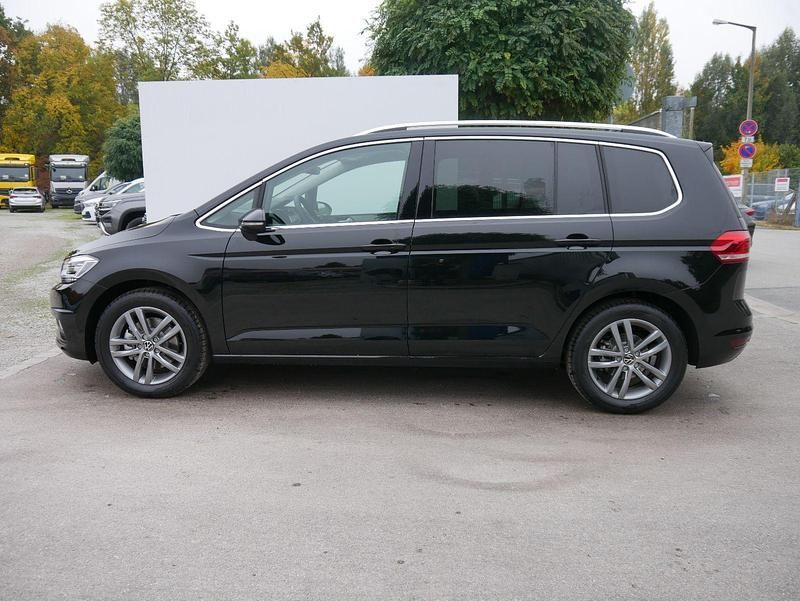 Neu VW Touran Comfortline 150 PS (110 kW) 2026 Grenadilla schwarz metallic Van / Kleinbus