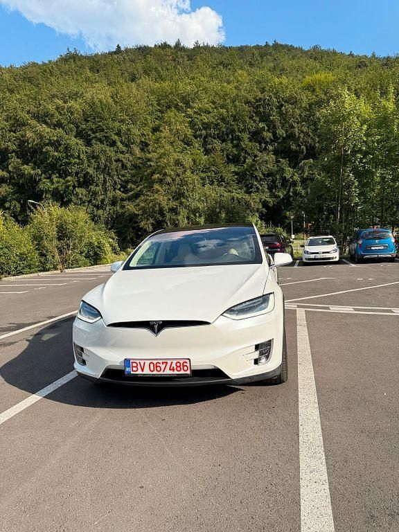 Weiß Gebraucht 2018 Tesla Model X Long Range RWD SUV | 39.850 € - Bild 1/4