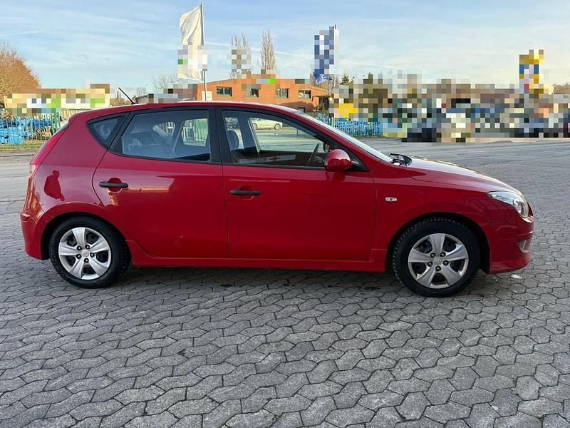 Gebraucht Hyundai i30 109 PS (80 kW) 2010 Rot Kleinwagen