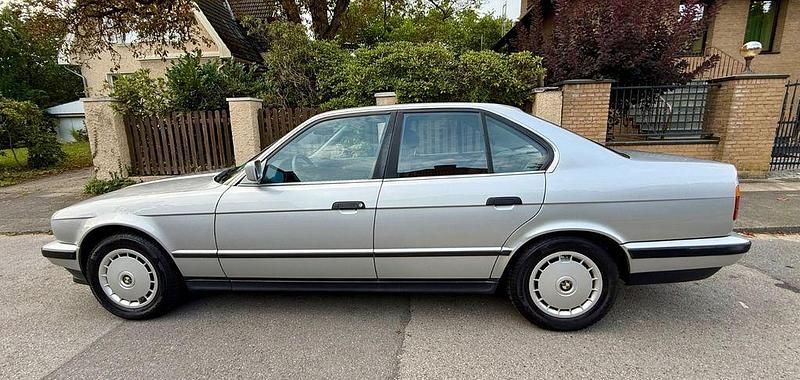 Silber Gebraucht 1990 BMW 525 Limousine | 15.000 € - Bild 1/4