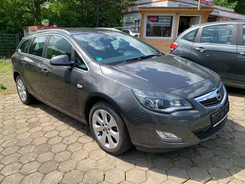 Używany Opel Astra Innovation 101 KM (74 kW) 2012 Szary Kombi