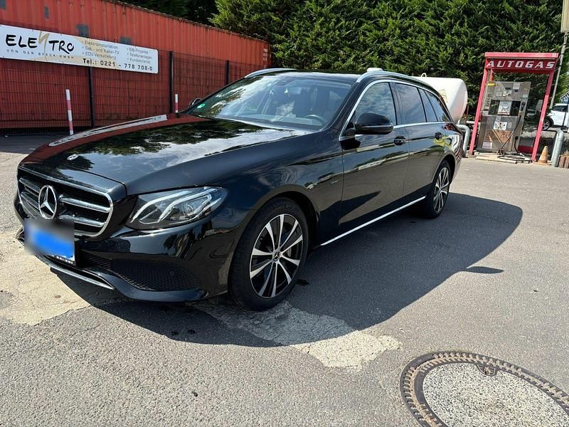 Schwarz Gebraucht 2019 Mercedes E300 Kombi | 18.999 € (Fairer Preis) - Bild 1/4