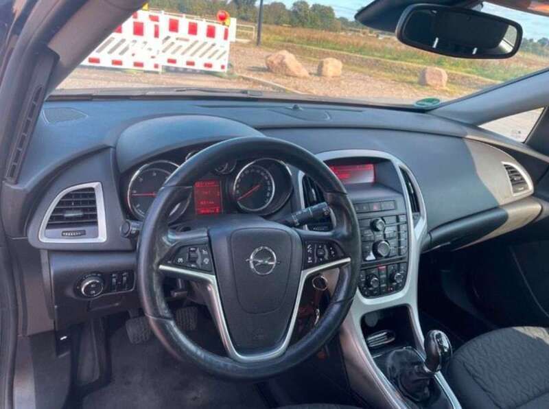 Grau Gebraucht 2015 Opel Astra Edition Kombi | 4.989 € - Bild 1/4