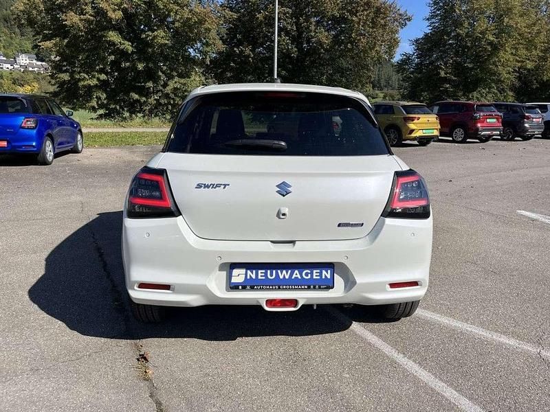 Neu Suzuki Swift Comfort 83 PS (61 kW) 2025 Pure white pearl metallic Kleinwagen