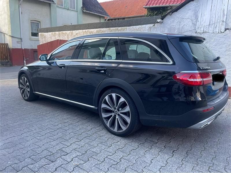 Schwarz Gebraucht 2019 Mercedes E220 Kombi | 32.500 € (Etwas zu teuer) - Bild 1/4