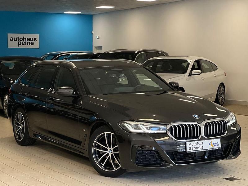 Sophistograu Gebraucht 2022 BMW 520 M Sport Kombi | 35.397 € (Fairer Preis) - Bild 1/4