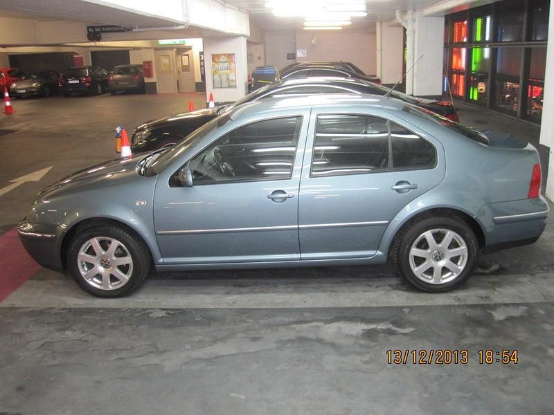 Blau Gebraucht 2004 VW Bora Limousine | 3.990 € - Bild 1/4