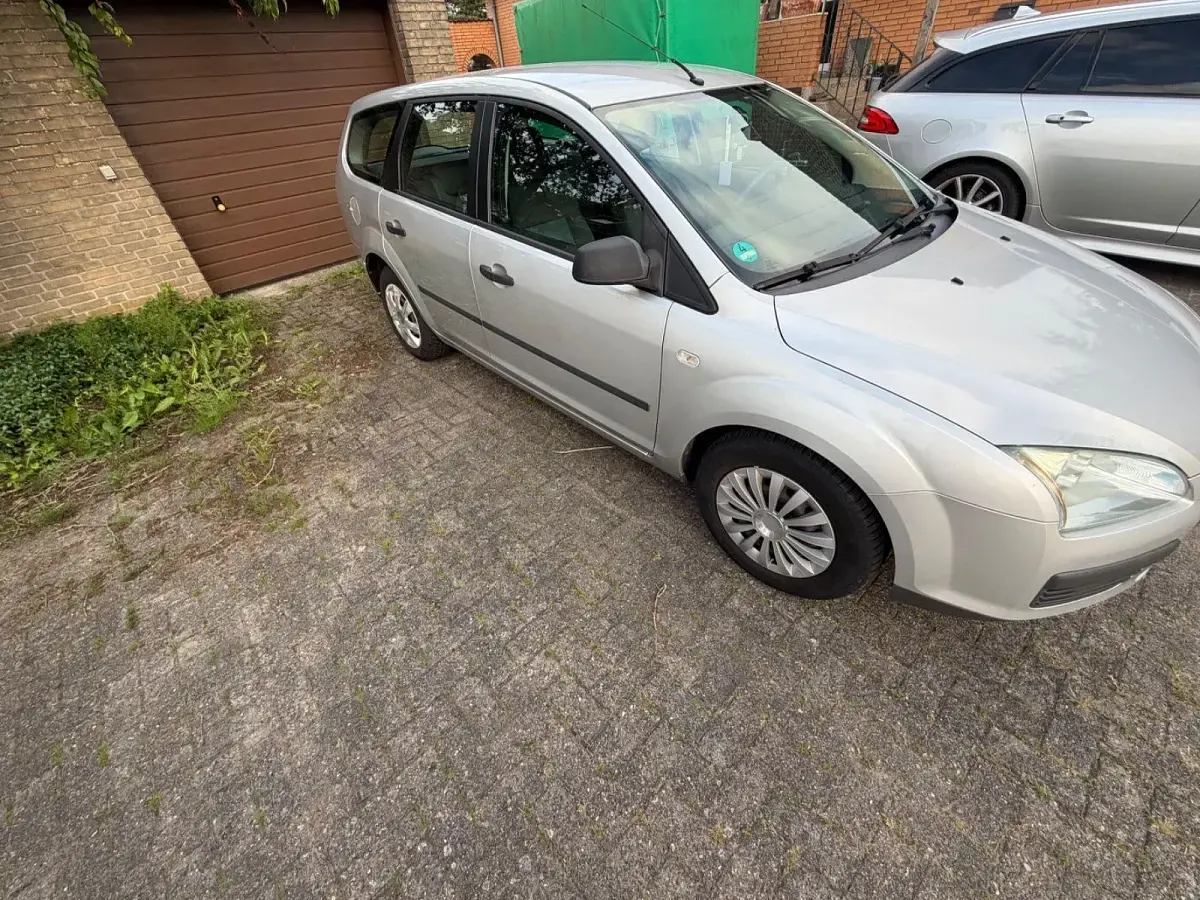 Gebraucht Ford Focus Ambiente 109 PS (80 kW) 2006 Silber Kombi