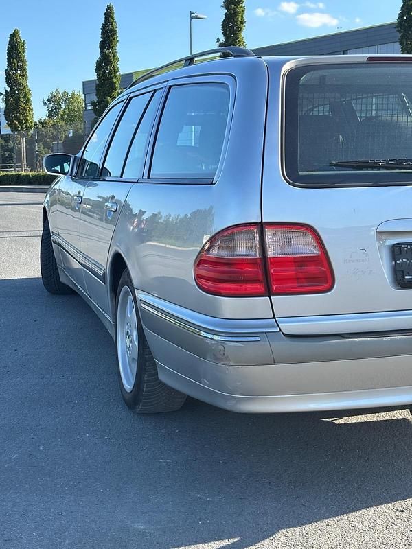 Silber Gebraucht 2001 Mercedes E200 Kombi | 1.200 € (Superpreis) - Bild 1/4