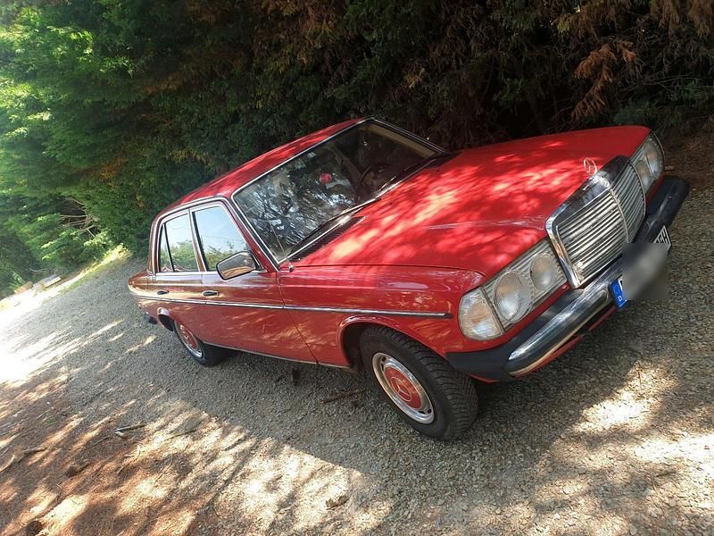 Rot Gebraucht 1979 Mercedes 200 Limousine | 8.400 € - Bild 1/4